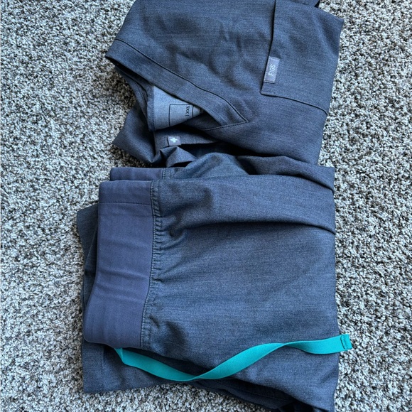 SOLD Figs scrub set XXS gray - Picture 3 of 6